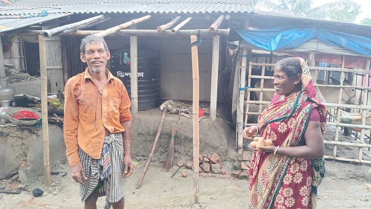 বাড়ির উঠানে দাঁড়িয়ে কারাম উৎসবের নানা স্মৃতি তুলে ধরেন স্বপন মুন্ডা ও তাঁর স্ত্রী রেনু বালা মুন্ডা। সম্প্রতি খুলনার কয়রা উপজেলার বতুলবাজার এলাকায়