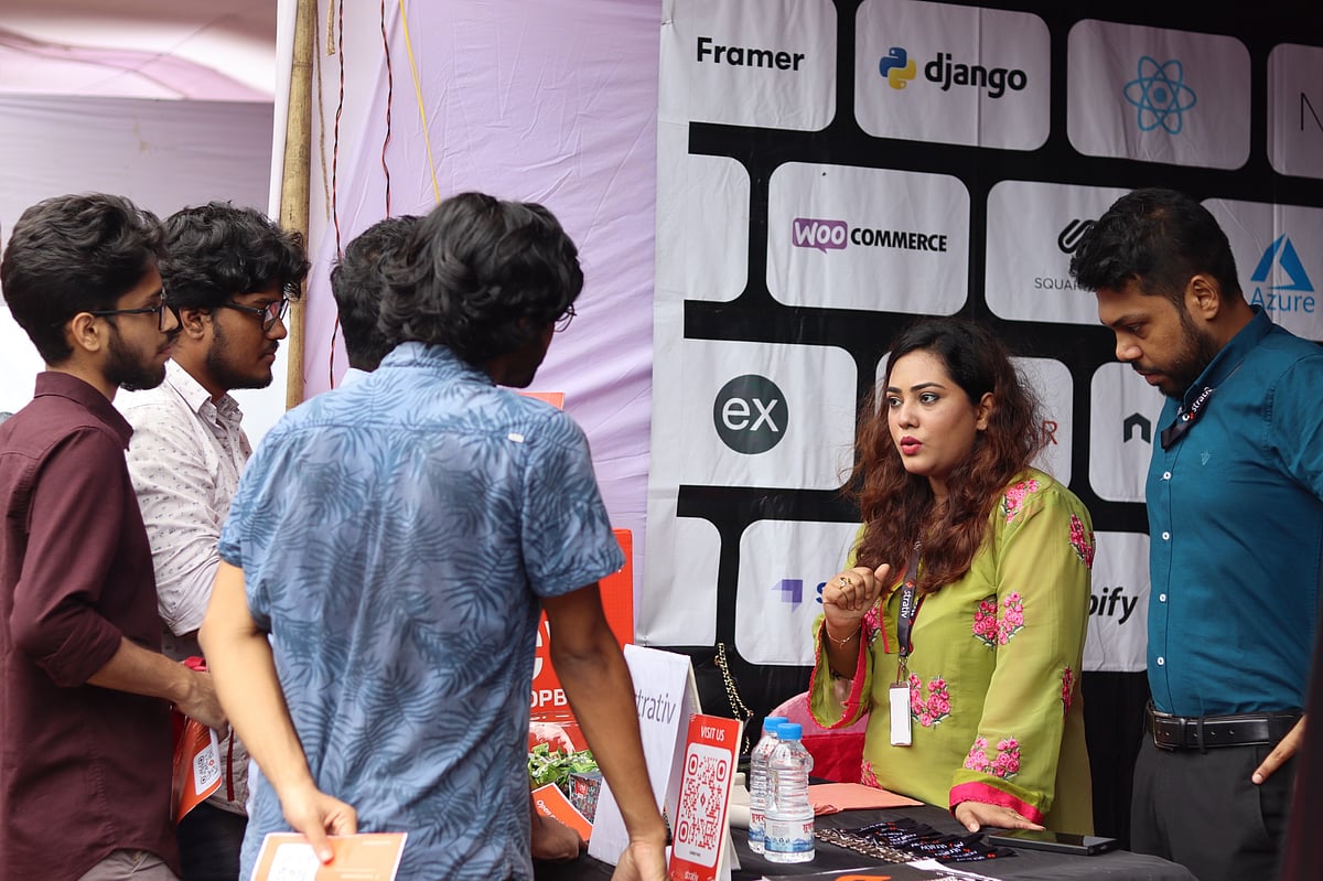 চাকরিপ্রত্যাশী শিক্ষার্থীরা বিভিন্ন স্টলে জেনে নিচ্ছেন প্রয়োজনীয় তথ্য