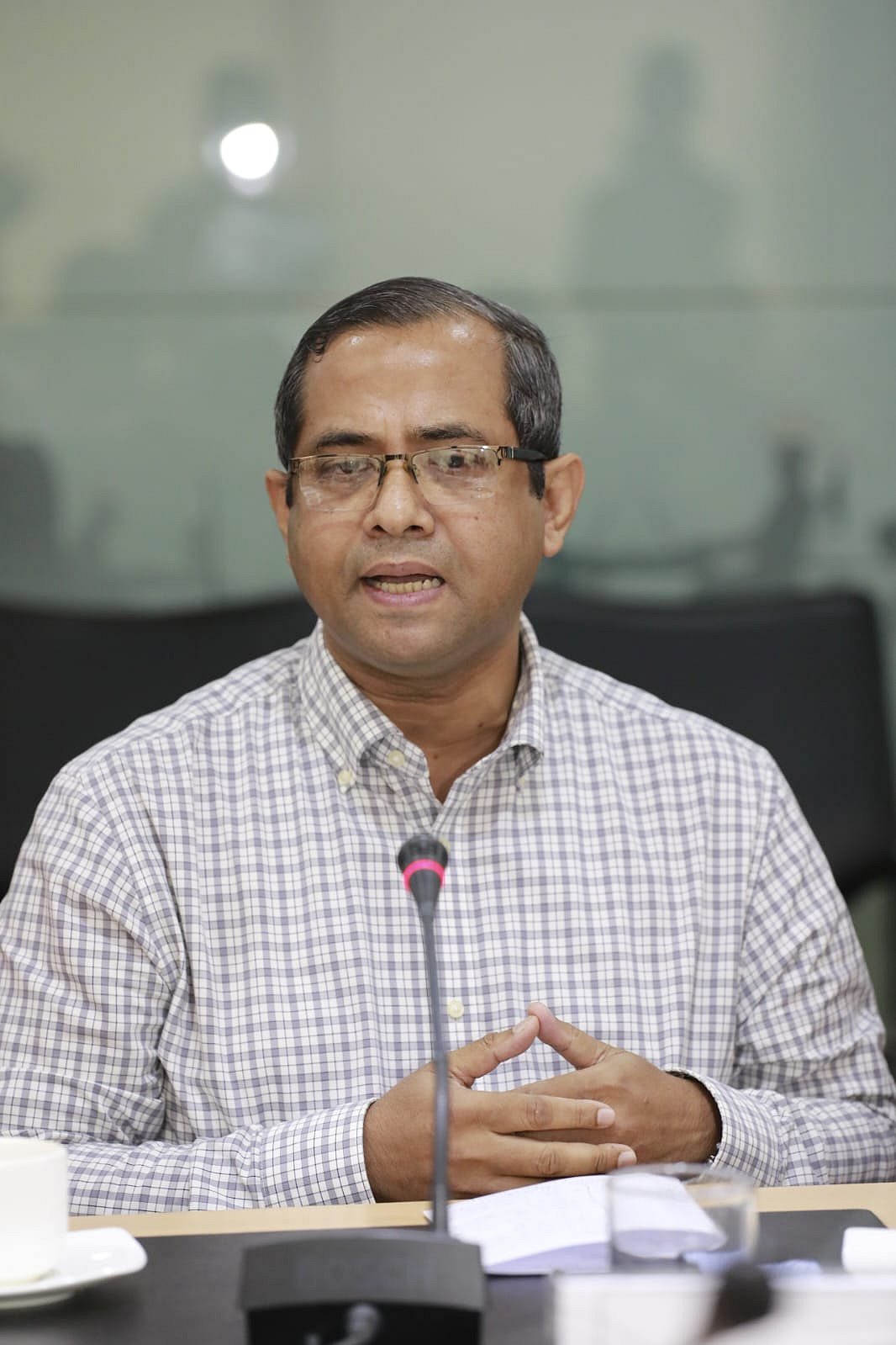 ‘জাতীয় সংসদে নারী আসন ও নারীর রাজনৈতিক ক্ষমতায়ন’ শীর্ষক গোলটেবিল বৈঠকে বক্তব্য দিচ্ছেন সেন্টার ফর পলিসি ডায়ালগের (সিপিডি) গবেষণা পরিচালক খন্দকার গোলাম মোয়াজ্জেম। আজ শনিবার সকালে কারওয়ান বাজারে প্রথম আলো কার্যালয়ে