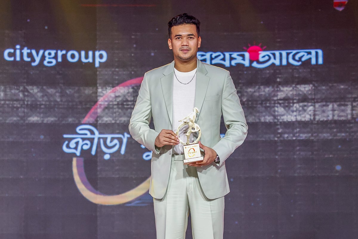 বর্ষসেরা রানারআপের পুরস্কার হাতে তাসকিন আহমেদ