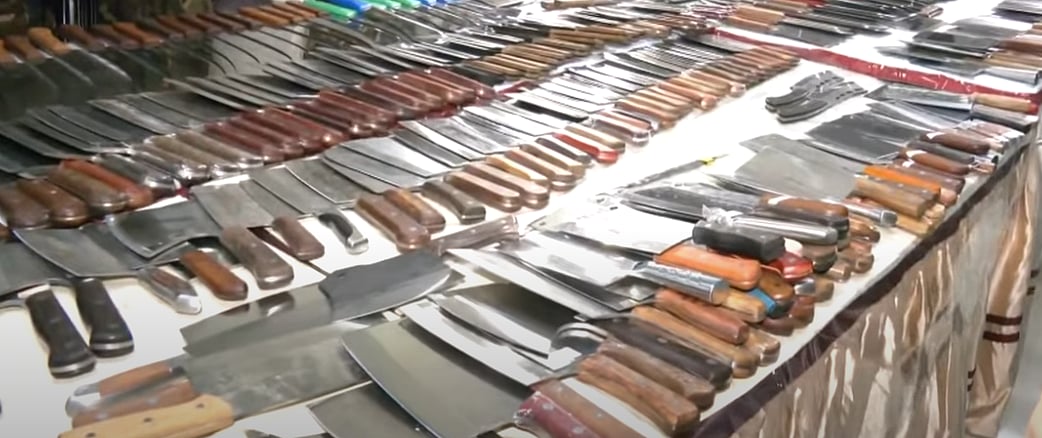 নিউমার্কেট থেকে উদ্ধার করা ধারালো অস্ত্র