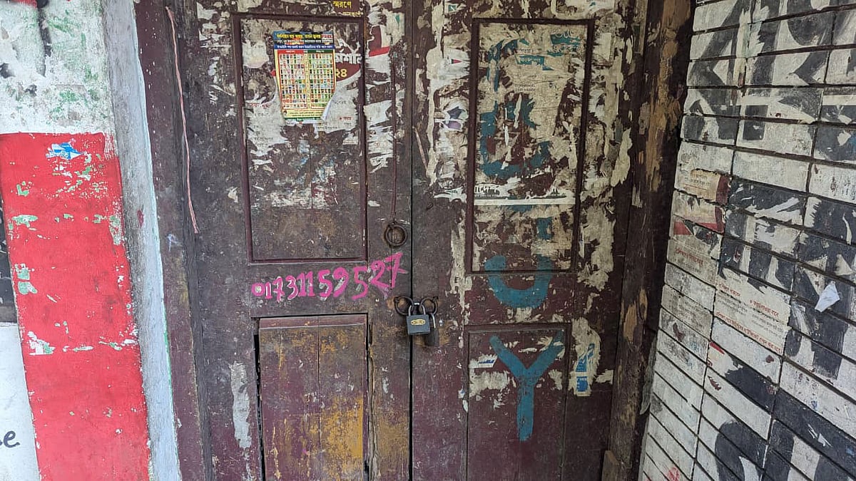 অস্বাস্থ্যকর খাবার পরিবেশন করায় চট্টগ্রাম বিশ্ববিদ্যালয়ের একটি ক্যানটিনে তালা দেন শিক্ষার্থীরা। পরে বিশ্ববিদ্যালয় প্রসাশন সেটি বন্ধ ঘোষণা করেন। আজ দুপুরে