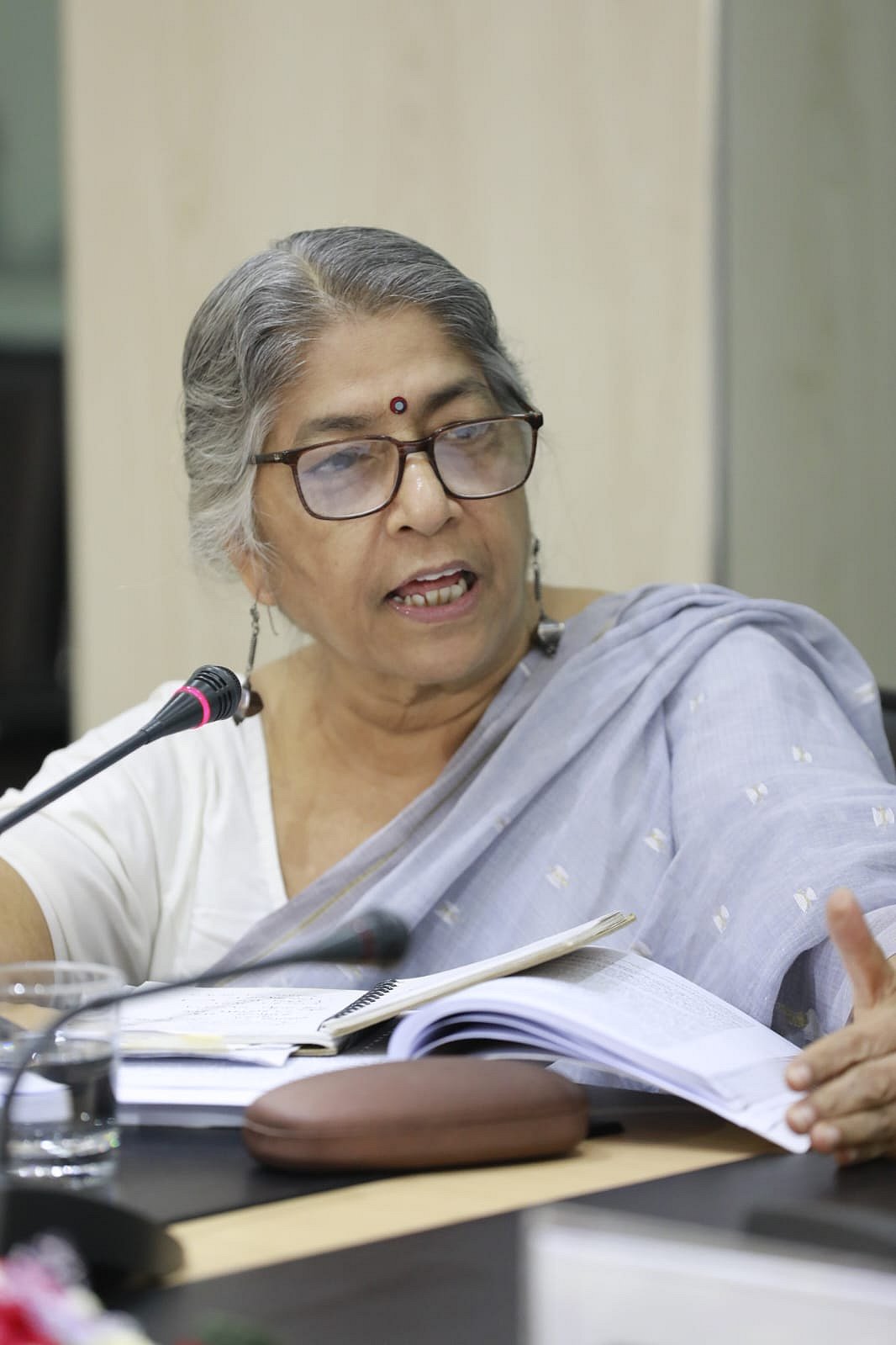 ‘জাতীয় সংসদে নারী আসন ও নারীর রাজনৈতিক ক্ষমতায়ন’ শীর্ষক গোলটেবিল বৈঠকে বক্তব্য দিচ্ছেন নারীবিষয়ক সংস্কার কমিশনের প্রধান শিরীন পারভীন হক। আজ শনিবার সকালে কারওয়ান বাজারে প্রথম আলো কার্যালয়ে