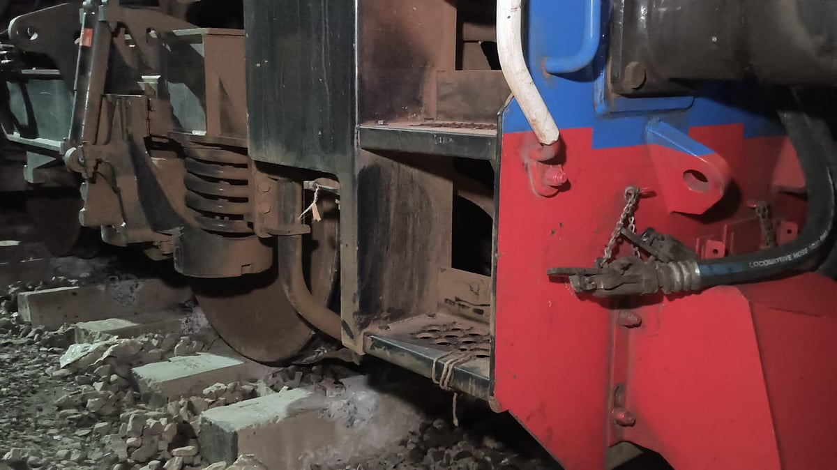 ট্রেনের লাইনচ্যুত বগি। আজ শনিবার রাতে গাজীপুরের জয়দেবপুর রেলওয়ে জংশনে