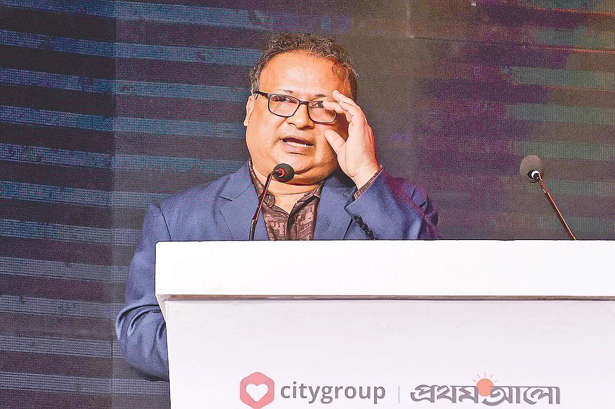 সিটি গ্রুপ-প্রথম আলো ক্রীড়া পুরস্কারে বক্তৃতা করছেন বাংলাদেশের কিংবদন্তি