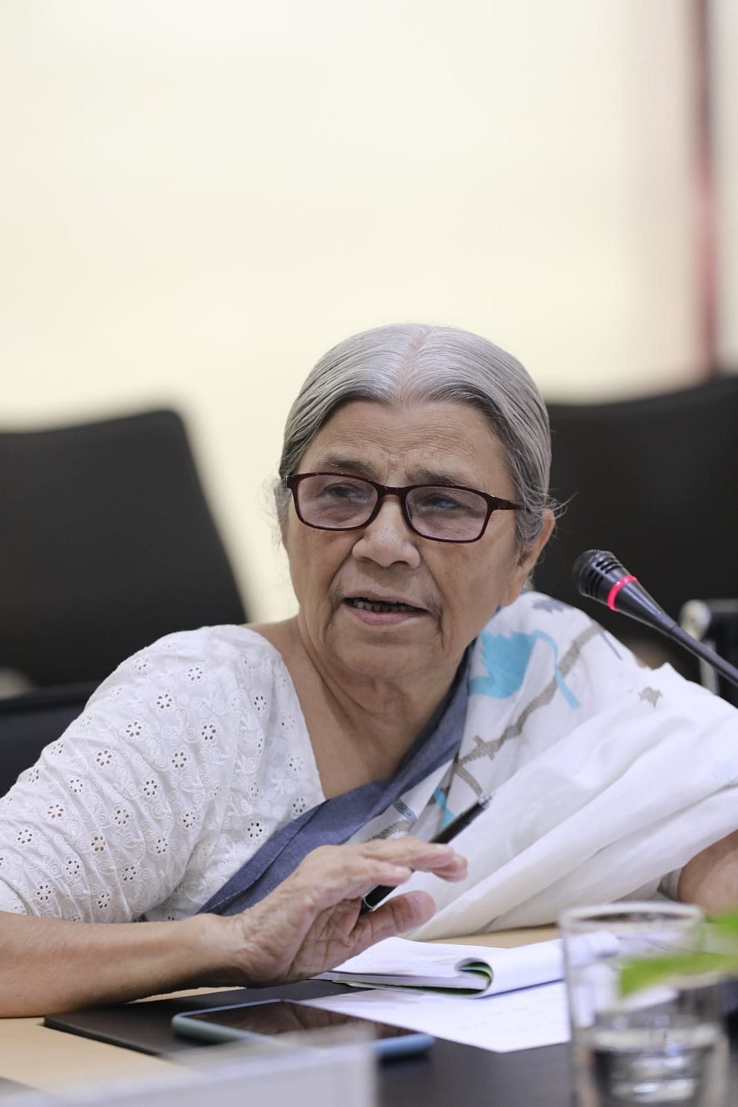 'জাতীয় সংসদে নারী আসন ও নারীর রাজনৈতিক ক্ষমতায়ন'শীর্ষক গোলটেবিল বৈঠকে বক্তব্য দিচ্ছেন বাংলাদেশ মহিলা পরিষদের সভাপতি ফওজিয়া মোসলেম। আজ শনিবার সকালে কারওয়ান বাজারে প্রথম আলো কার্যালয়ে