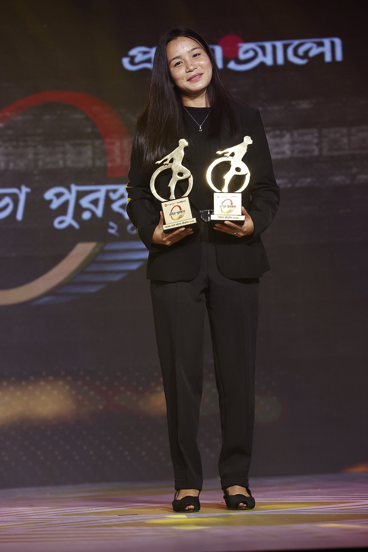 দুই পুরস্কার হাতে ঋতুপর্ণা চাকমা