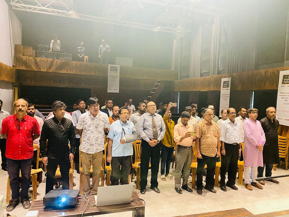 নারায়ণগঞ্জে সুধী সমাবেশ শুরুর আগে উত্তরায় বিমান বিধ্বস্তের ঘটনায় নিহত ব্যক্তিদের স্মরণে এক মিনিট নীরবতা পালন করা হয়। শনিবার বিকেলে নগরের আলী আহাম্মদ চুনকা নগর পাঠাগার মিলনায়তনের পরীক্ষণ হলে