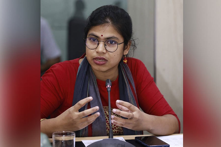 ‘জাতীয় সংসদে নারী আসন ও নারীর রাজনৈতিক ক্ষমতায়ন’ শীর্ষক গোলটেবিল বৈঠকে ইস্ট ওয়েস্ট বিশ্ববিদ্যালয়ের শিক্ষার্থী ও জুলাই আন্দোলনের সংগঠক নাজিফা জান্নাত বক্তব্য দিচ্ছেন। প্রথম আলো এই গোলটেবিলের আয়োজন করেছে