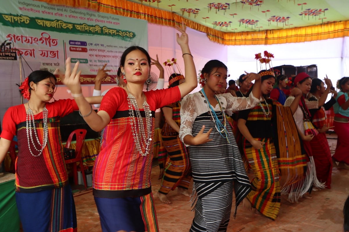 আন্তর্জাতিক আদিবাসী দিবস উপলক্ষে বান্দরবানে ক্ষুদ্র জাতিগোষ্ঠীর তরুণীদের নাচ পরিবেশনা। আজ সকালে শহরের রাজার মাঠে