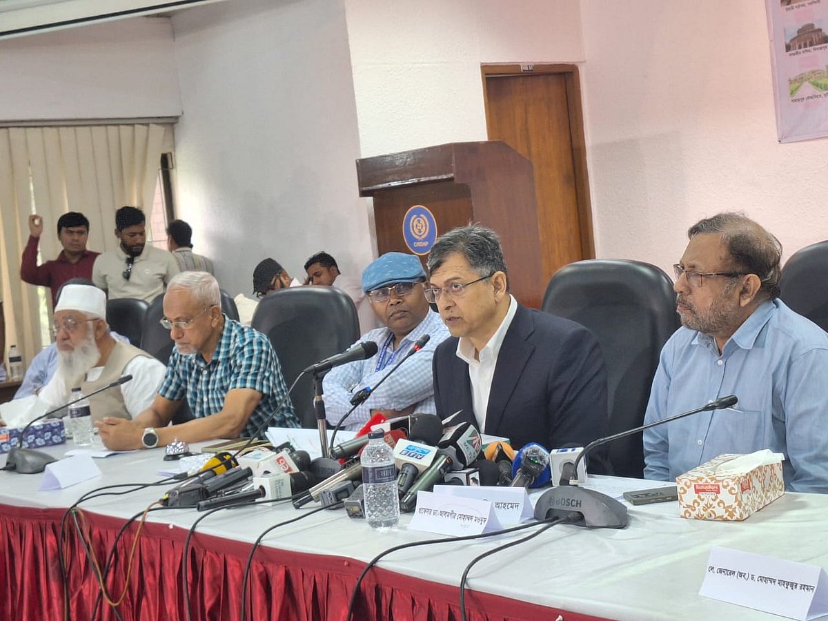 আজ শনিবার দুপুরে রাজধানীর সিরডাপ মিলনায়তনে এক গোলটেবিল বৈঠকে প্রধান অতিথির বক্তব্য দেন সালাহউদ্দিন আহমদ