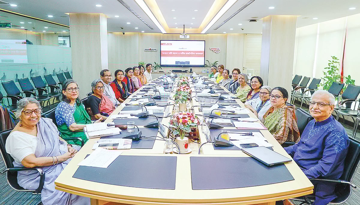 ‘জাতীয় সংসদে নারী আসন ও নারীর রাজনৈতিক ক্ষমতায়ন’ শীর্ষক প্রথম আলো আয়োজিত গোলটেবিল বৈঠকে অতিথিরা। গতকাল রাজধানীর কারওয়ান বাজারের প্রথম আলো কার্যালয়ে