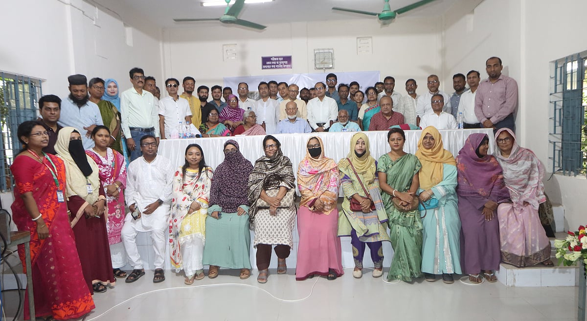 আইপিডিসি-প্রথম আলো প্রিয় শিক্ষক সম্মাননা ২০২৫ উপলক্ষে আয়োজিত সুধী সমাবেশে অতিথিদের সঙ্গে শিক্ষকেরা। আজ শনিবার ফরিদপুর জিলা স্কুল মিলনায়তনে