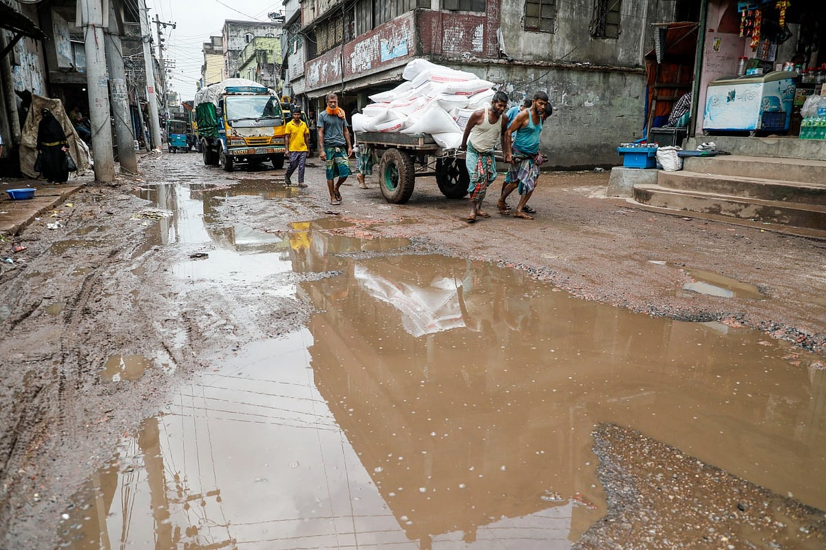 ভাঙা সড়কে জমে আছে কাদা ও পানি। এর মধ্যেই সড়কটি দিয়ে পণ্য পরিবহন করা হচ্ছে নানা ধরনের যানবাহনে। গতকাল চাক্তাই এলাকার রাজাখালী সড়ক থেকে তোলা