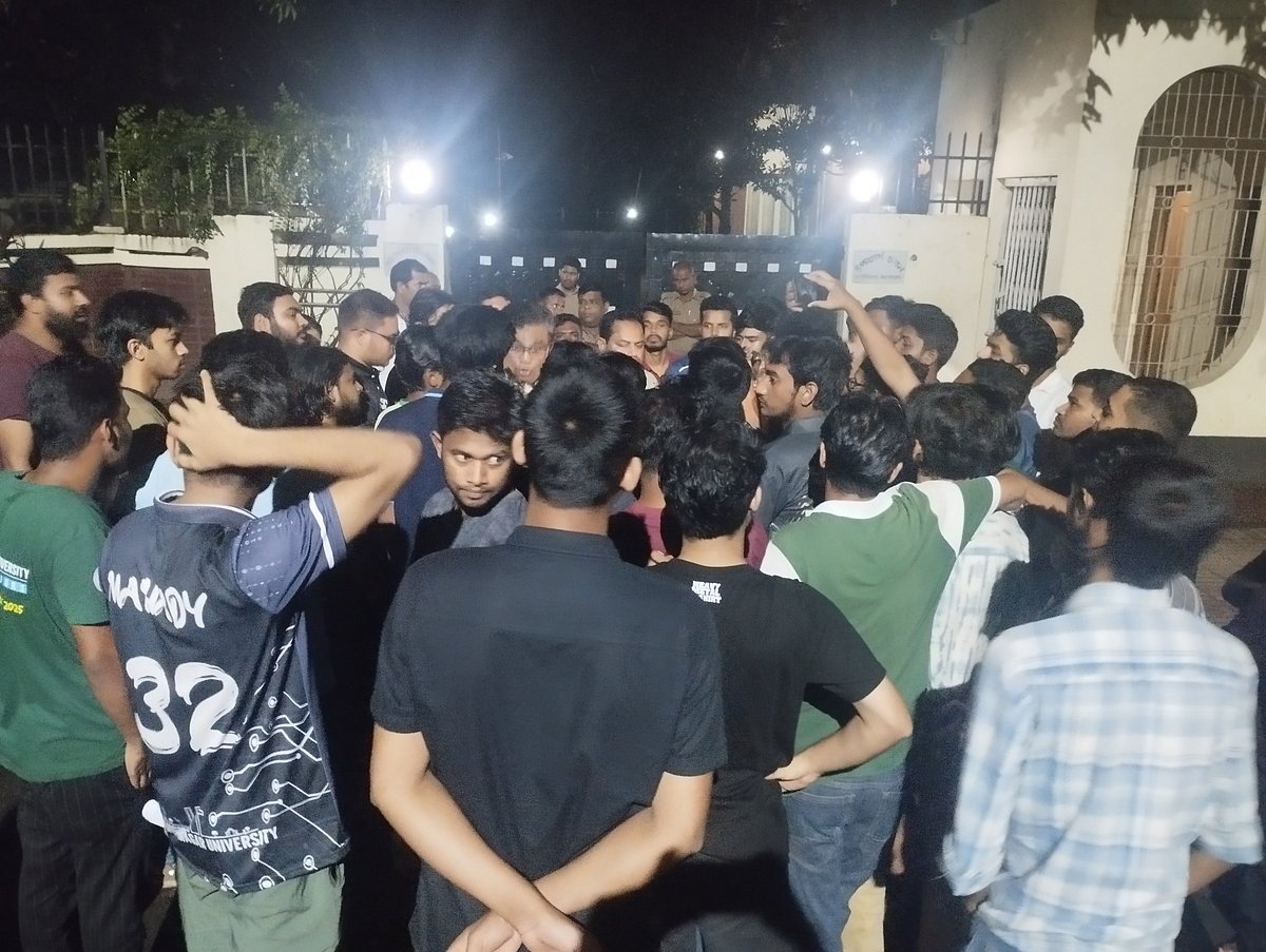 আবাসিক হলে ছাত্ররাজনীতি নিষিদ্ধ করার দাবিতে বিক্ষোভ। আজ শনিবার রাতে জাহাঙ্গীরনগর বিশ্ববিদ্যালয়ের উপাচার্যের বাসভবনের সামনে