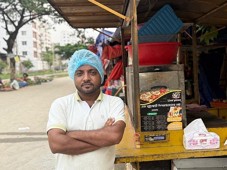 লাইভ পিৎজার দোকান দিয়েছেন  সাইফুল ইসলাম
