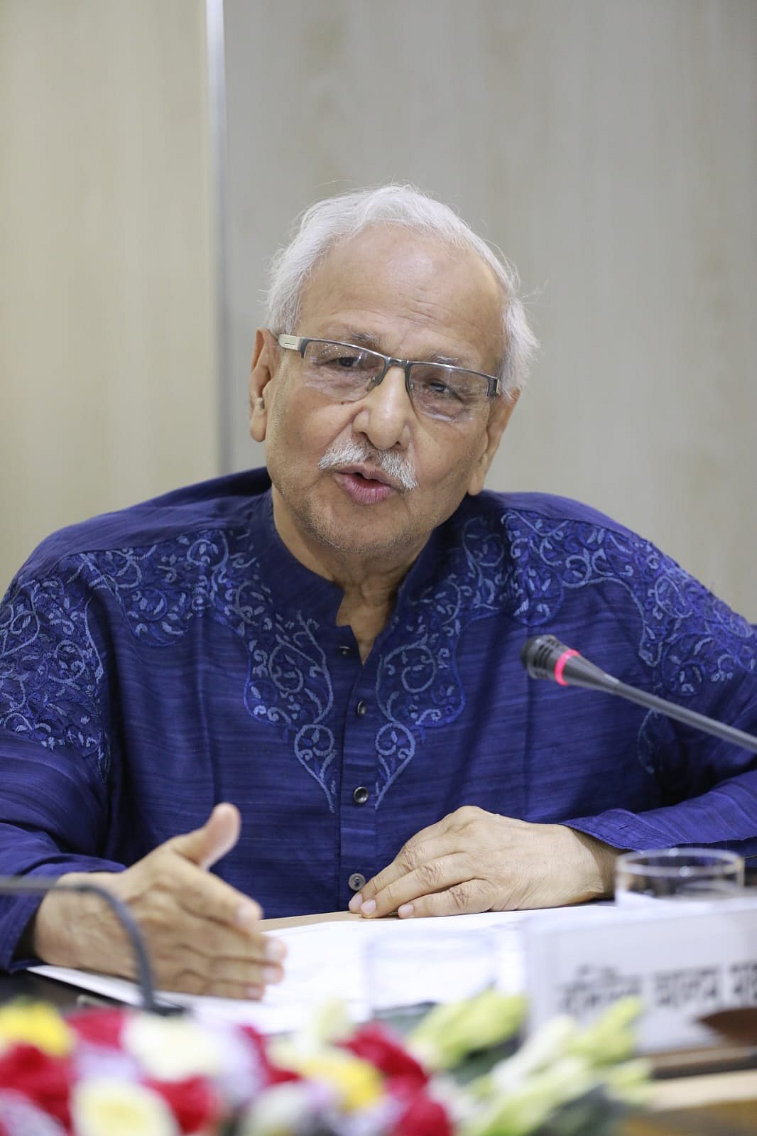 ‘জাতীয় সংসদে নারী আসন ও নারীর রাজনৈতিক ক্ষমতায়ন’ শীর্ষক গোলটেবিল বৈঠকে নির্বাচনব্যবস্থা সংস্কার কমিশনের প্রধান বদিউল আলম মজুমদার বক্তব্য দিচ্ছেন। প্রথম আলো এই গোলটেবিলের আয়োজন করেছে