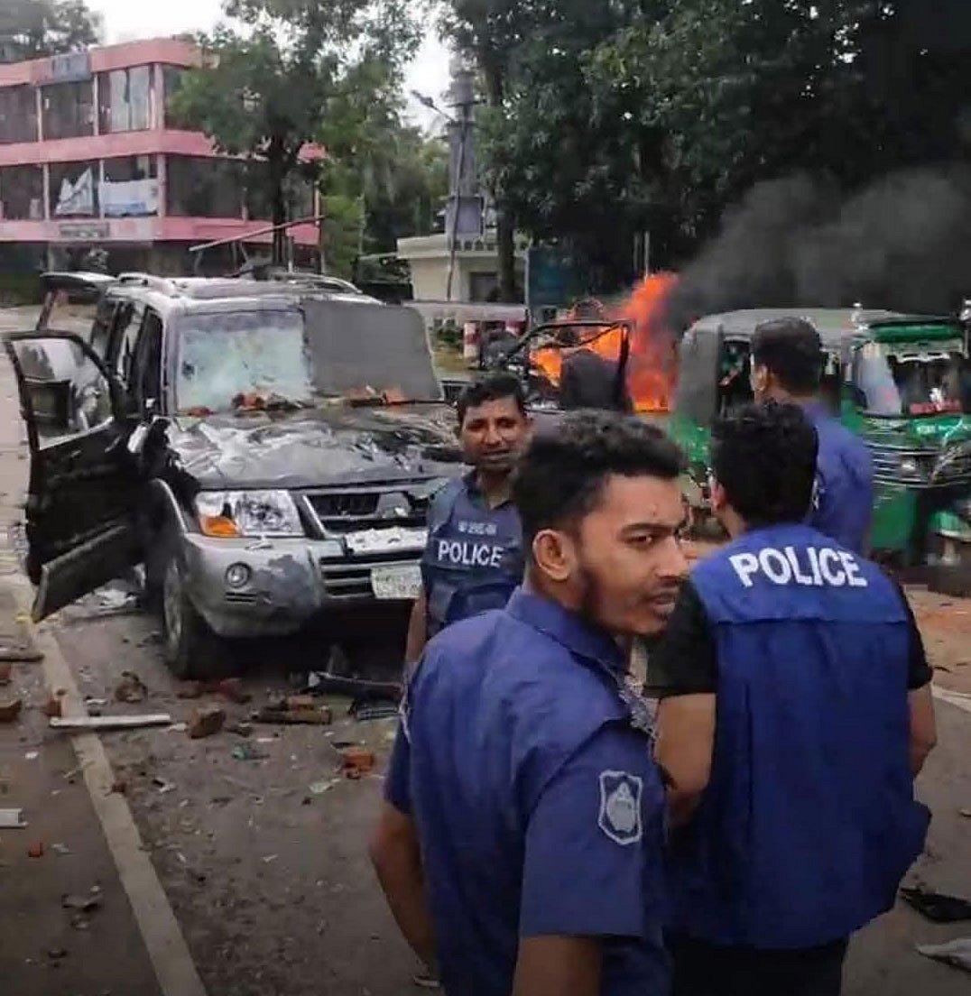 গত ২৯ জুলাই চট্টগ্রামের রাউজানে বিএনপির দুই পক্ষের সংঘর্ষে পুড়িয়ে দেওয়া হয় একাধিক গাড়ি। আহত হন উভয়পক্ষের অর্ধশত নেতা–কর্মী