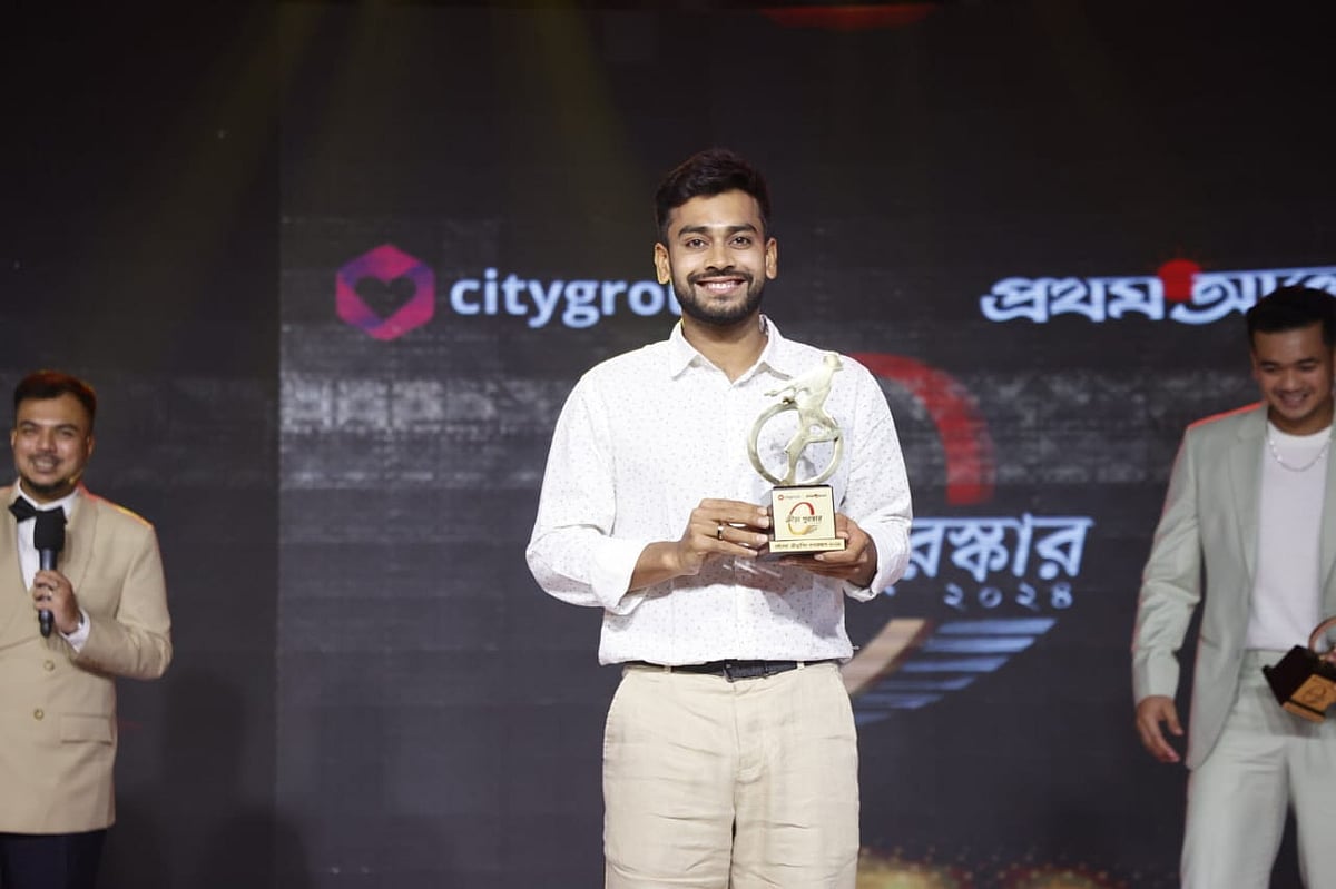 বর্ষসেরা রানার আপের পুরস্কার হাতে মিরাজ