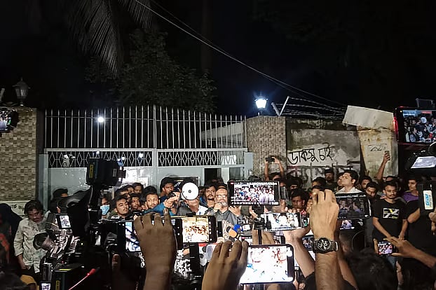 গত শুক্রবার মধ্যরাতে নিজ বাসভবনের সামনে আন্দোলনরত শিক্ষার্থীদের সঙ্গে কথা বলেন ঢাকা বিশ্ববিদ্যালয়ের উপাচার্য অধ্যাপক নিয়াজ আহমদ