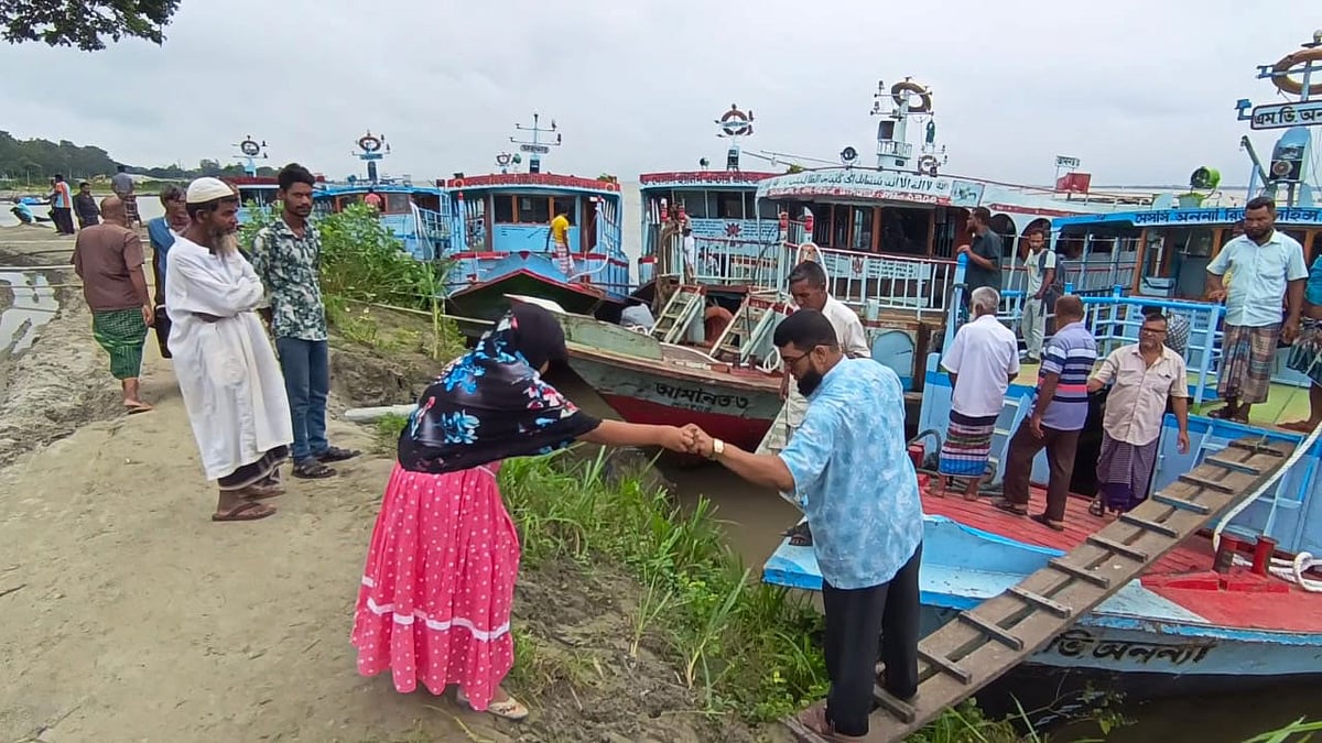 পদ্মা নদীর ভাঙনে মানিকগঞ্জের পাটুরিয়া লঞ্চঘাট নদীতে বিলীন হয়ে গেছে। ঝুঁকি নিয়ে চলছে লঞ্চে যাত্রীদের ওঠানামা। গতকাল শনিবার সকালে পাটুরিয়া পুরোনো ট্রাক টার্মিনালের দক্ষিণে