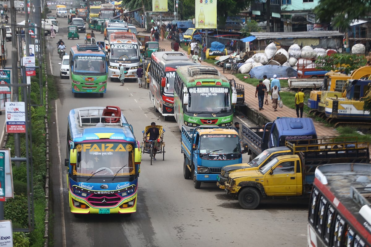 সিলেট নগরে ব্যস্ত সড়কের একপাশে যত্রতত্রভাবে পার্কিং করে রাখা হয়েছে যানবাহন। সংকুচিত সড়কে যানবাহন চলাচলে প্রতিবন্ধকতা দেখা দেয়
