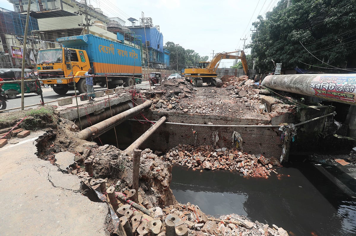 ভেঙে যাওয়া সেতুর ধ্বংসাবশেষ অপসারণের কাজ চলছে খননযন্ত্র দিয়ে। আজ দুপুরে চট্টগ্রাম নগরের বায়েজিদ বোস্তামী সড়কের স্টারশিপ গলি এলাকায়