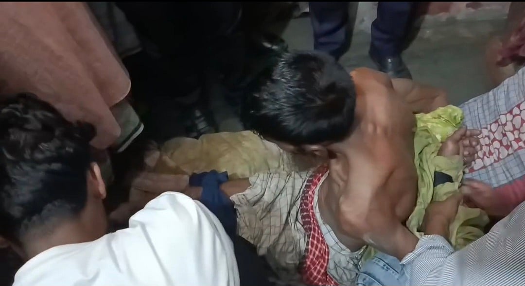 চাঁদপুরে স্ত্রী ও তিন সন্তানের নির্যাতন থেকে মনোয়ার হোসেন (৬০) নামের এক ব্যক্তিকে উদ্ধার করেছে পুলিশ
