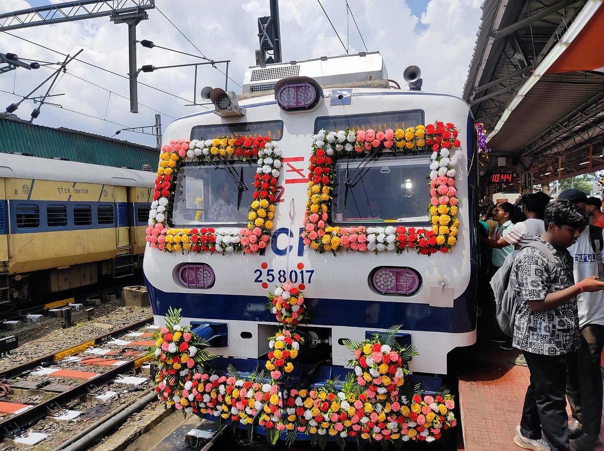 কলকাতায় প্রথমবারের মতো শীতাতপনিয়ন্ত্রিত লোকাল ট্রেন চালু হয়েছে।