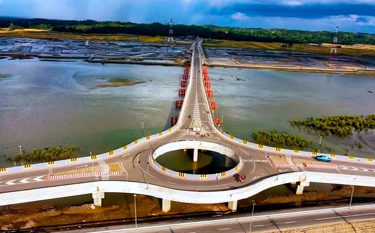 কক্সবাজারের মহেশখালীর মাতারবাড়ি তাপবিদ্যুৎকেন্দ্রের এই সড়কটি সাজানো হয়েছে নান্দনিকভাবে। এ কারণে দ্বীপে বেড়াতে আসা পর্যটকেরা এখানে বেড়াতে আসেন