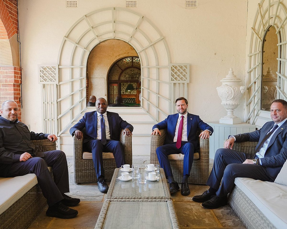 যুক্তরাষ্ট্রের ভাইস প্রেসিডেন্ট জে ডি ভ্যান্স চেভেনিং হাউসে ব্রিটিশ পররাষ্ট্রমন্ত্রী ডেভিড ল্যামি এবং ইউক্রেন ও ইউরোপীয় মিত্রদের প্রতিনিধিদের সঙ্গে সাক্ষাৎ করেন। ৯ আগস্ট ২০২৫