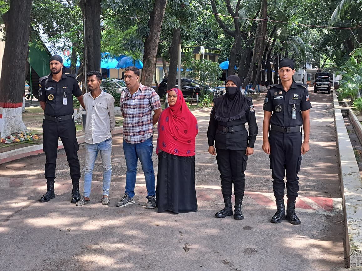 টঙ্গীতে ট্রাভেল ব্যাগে আট টুকরা লাশ উদ্ধারের ঘটনায় গ্রেপ্তার তিন আসামি। রোববার সকালে রাজধানীর উত্তরায় র্যাব–১–এর কার্যালয়ে