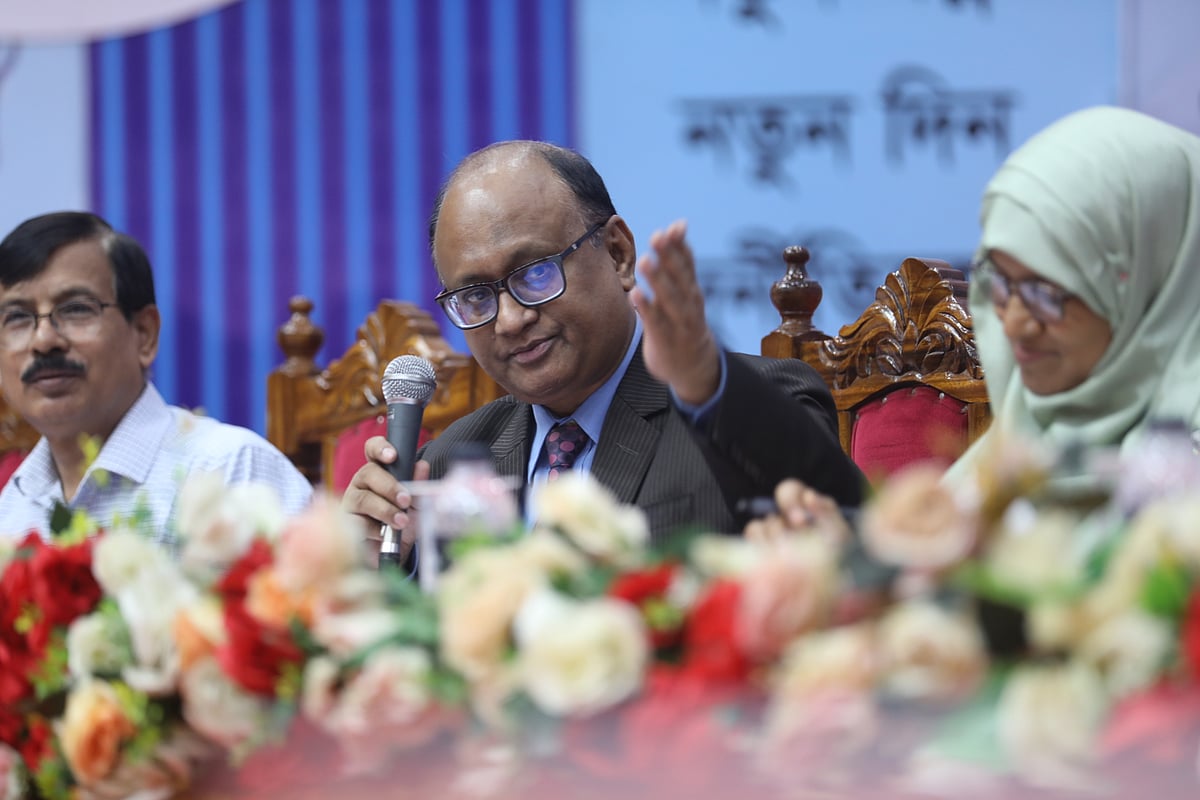 গণশুনানি অনুষ্ঠানে বক্তব্য দেন দুর্নীতি দমন কমিশনের চেয়ারম্যান মোহাম্মদ আবদুল মোমেন। আজ রোববার বগুড়া শহরের শহীদ টিটু মিলনায়তনে