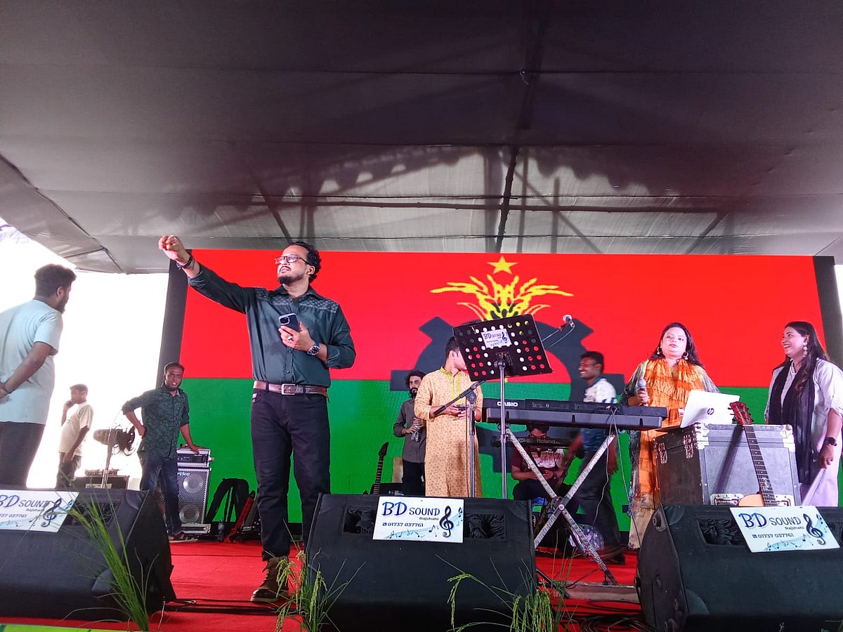 রাজশাহীতে বিএনপির মঞ্চে সংগীত পরিচালনা করছেন সাবেক প্রতিমন্ত্রী জুনাইদ আহ্মেদ পলকের আত্মীয় গৌরব হোসেন। রোববার বিকেলে নগরের পাঠানপাড়া এলাকায়