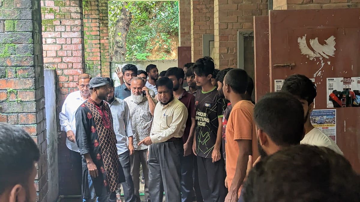 শিক্ষার্থীদের সঙ্গে দাবি–দাওয়ার বিষয়ে কথা বলছেন সহ–উপাচার্য অধ্যাপক মো. শামীম উদ্দিন খান। আজ বেলা ১১টায় চট্টগ্রাম বিশ্ববিদ্যালয়ের আলওল হলে