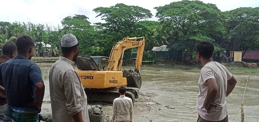 স্থানীয় বাসিন্দাদের উদ্যোগে ভুলুয়া নদী খনন করা হচ্ছে। সম্প্রতি লক্ষ্মীপুরের রামগতি উপজেলার আজাদ নগর এলাকা থেকে তোলা