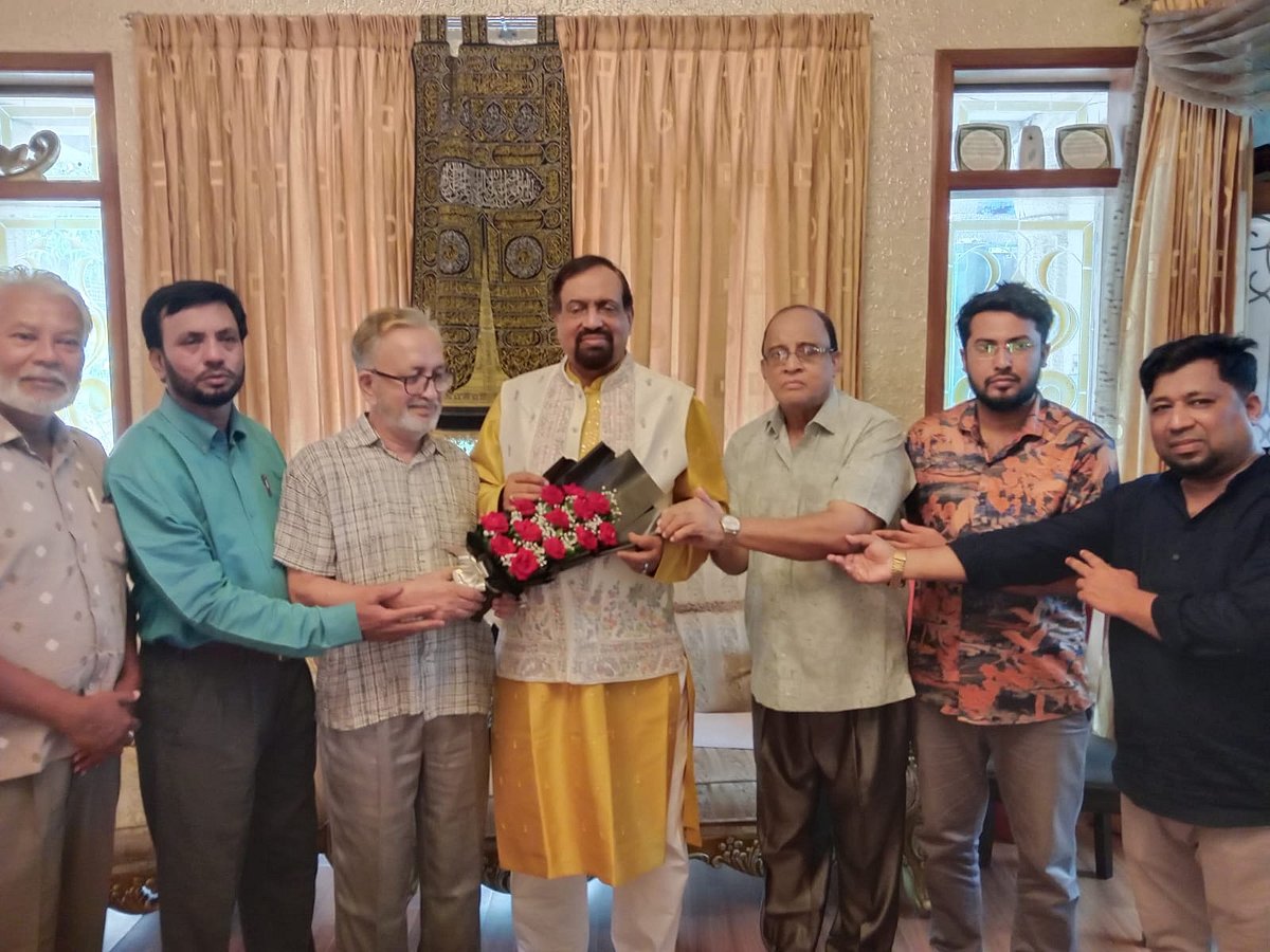 গুলশানে নিজ বাসভবনে জাতীয় পার্টির চট্টগ্রাম মহানগর ও জেলার বিভিন্ন পর্যায়ের নেতা–কর্মীদের সঙ্গে সৌজন্য সাক্ষাৎ করেন দলটির নবনির্বাচিত মহাসচিব এ বি এম রুহুল আমিন হাওলাদার। ১০ আগস্ট, ২০২৫