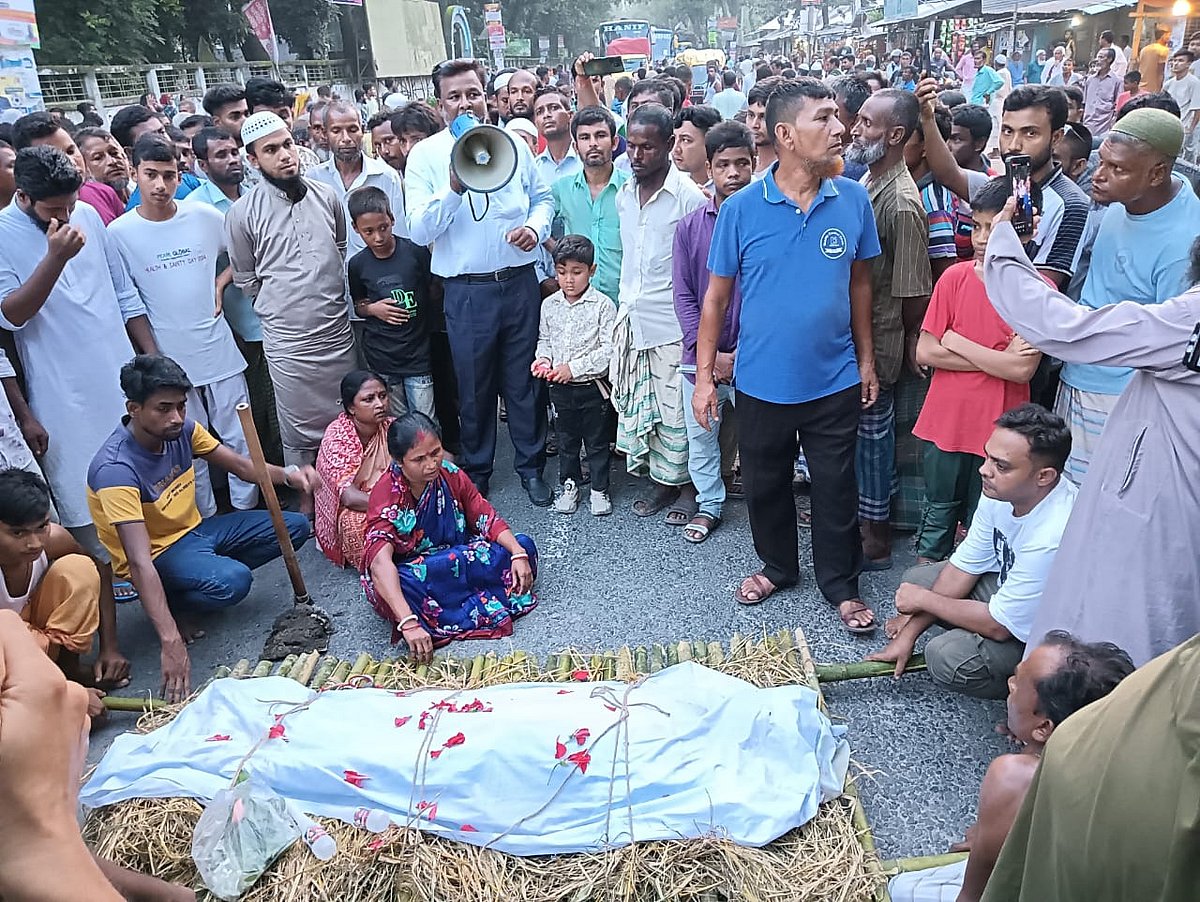 রংপুরের তারাগঞ্জে গণপিটুনিতে নিহত রুপলালের লাশ নিয়ে বিক্ষোভ। আজ রোববার রংপুর-দিনাজপুর মহাসড়কের বেলতলী এলাকায়