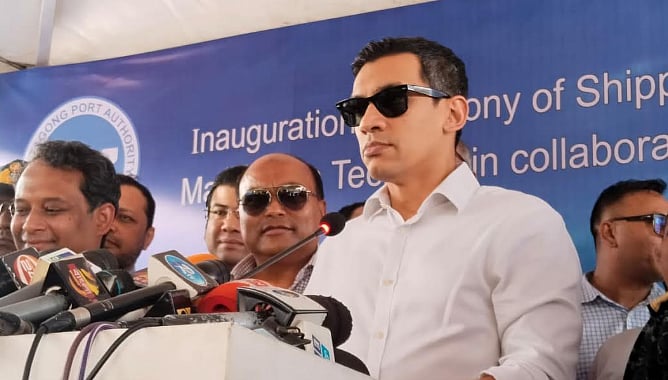 চট্টগ্রাম বন্দরের নিউমুরিং কনটেইনার টার্মিনাল চার নম্বর গেটে ‘শিপিং ও লজিস্টিকস অনলাইন ডেস্ক’ উদ্বোধন শেষে সাংবাদিকদের সঙ্গে কথা বলেন বিডা চেয়ারম্যান আশিক চৌধুরী। রোববার বিকেলে চট্টগ্রাম বন্দরে