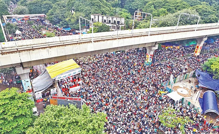 রাজধানীর শাহবাগ মোড়ে একটি রাজনৈতিক দলের সমাবেশ