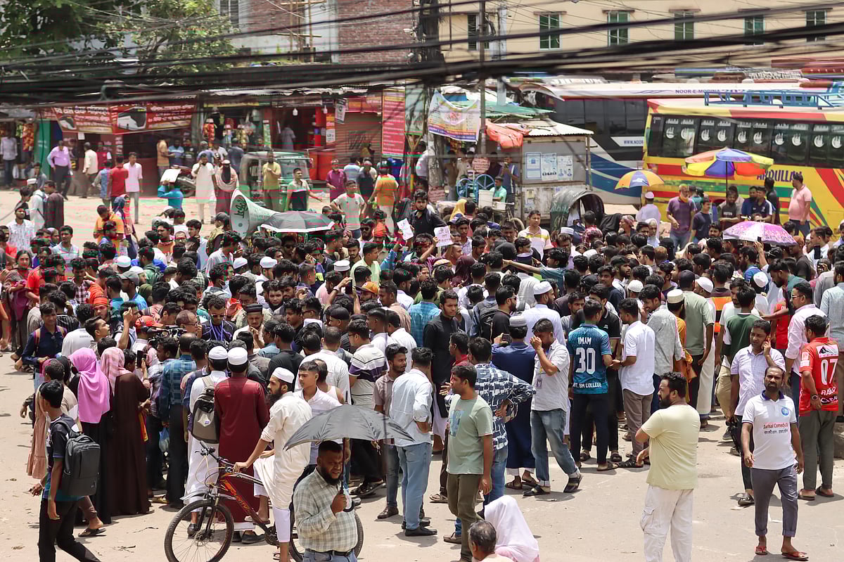 ঢাকা-বরিশাল মহাসড়ক অবরোধ করে বিক্ষোভ। আজ রোববার বরিশাল নগরের নথুল্লাবাদ এলাকায়