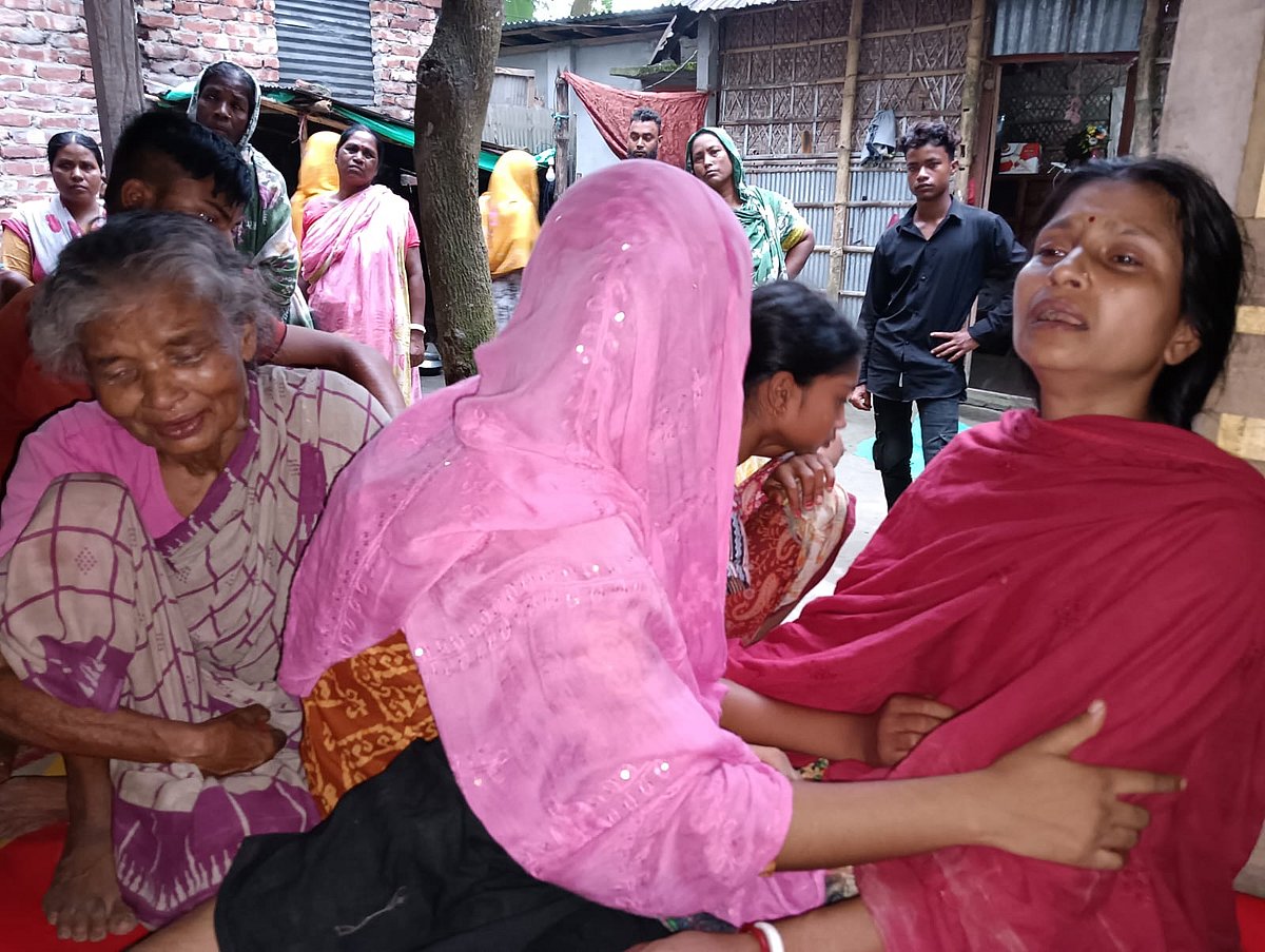 গণপিটুনিতে নিহত রংপুরের তারাগঞ্জের রুপলাল দাসের স্ত্রী ও বৃদ্ধ মায়ের আহাজারি। আজ রোববার সকালে তারাগঞ্জ উপজেলার কুর্শা ইউনিয়নের ঘনিরামপুর গ্রামে