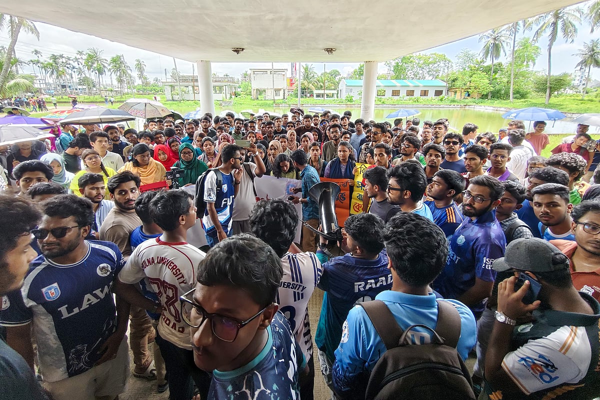 গল্লামারী মৎস্য বীজ উৎপাদন খামারকেন্দ্র বন্ধ ঘোষণা করে শহীদ মীর মুগ্ধ হলের নাম দিয়েছেন খুলনা বিশ্ববিদ্যালয়ের শিক্ষার্থীরা। গল্লামারী, খুলনা, ১০ আগস্ট