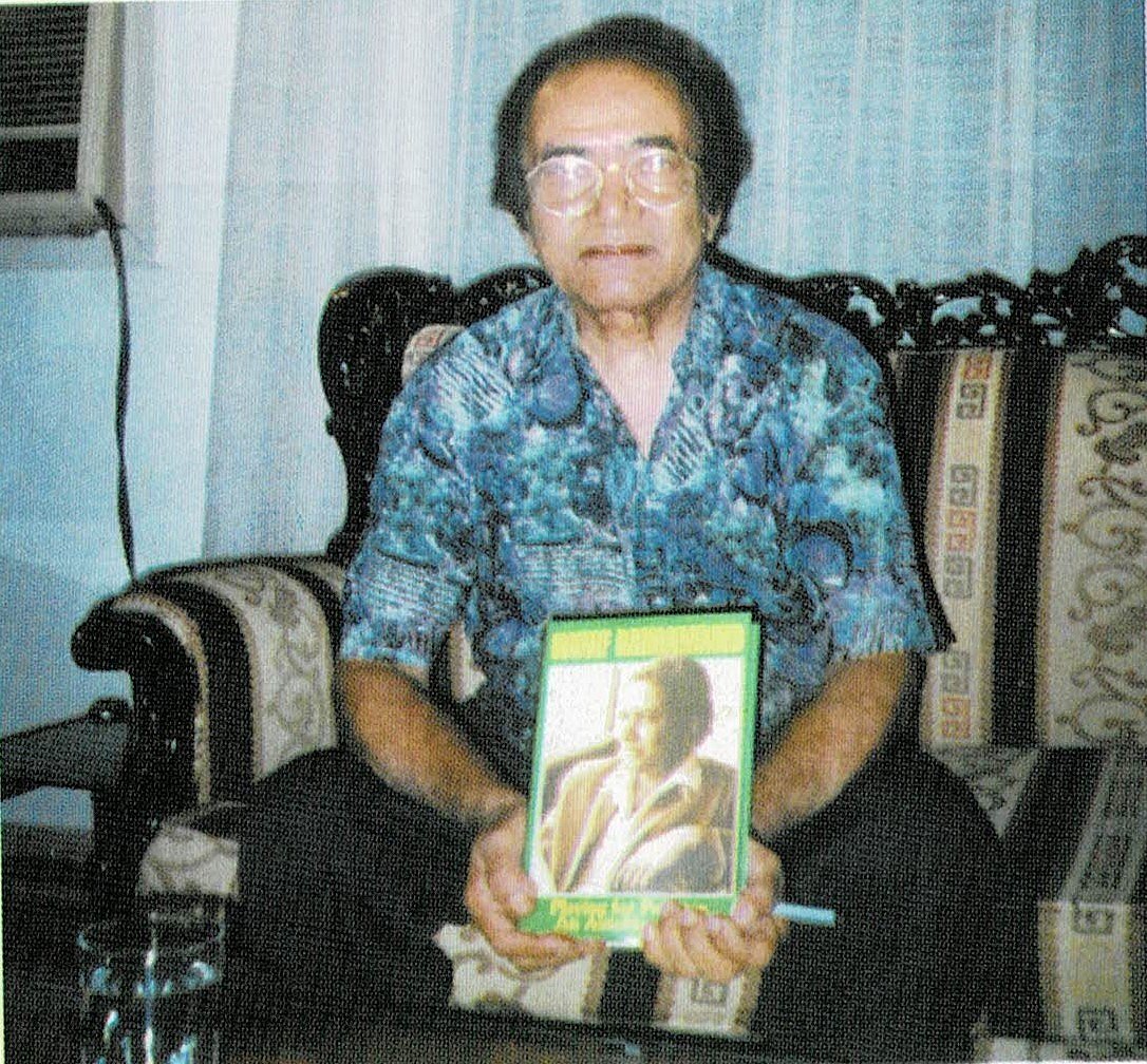 করাচিতে নিজের বাড়িতে আত্মজীবনী হাতে হানিফ মোহাম্মদ