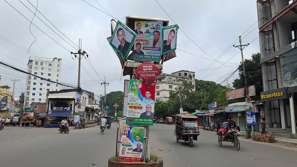 রাজশাহী মহানগর বিএনপির সম্মেলন উপলক্ষে নগরজুড়ে ব্যানার-ফেস্টুন লাগানো হয়েছে। আজ রোববার সকালে নগরের কুমারপাড়া এলাকায়