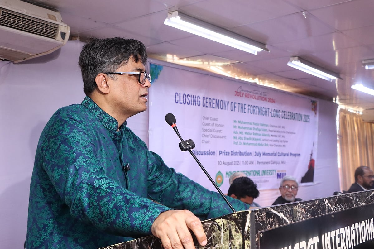 আশুলিয়ায় মানারাত ইন্টারন্যাশনাল বিশ্ববিদ্যালয়ে এক আলোচনা সভায় সম্মানিত অতিথি হিসেবে বক্তব্য দেন শফিকুল আলম