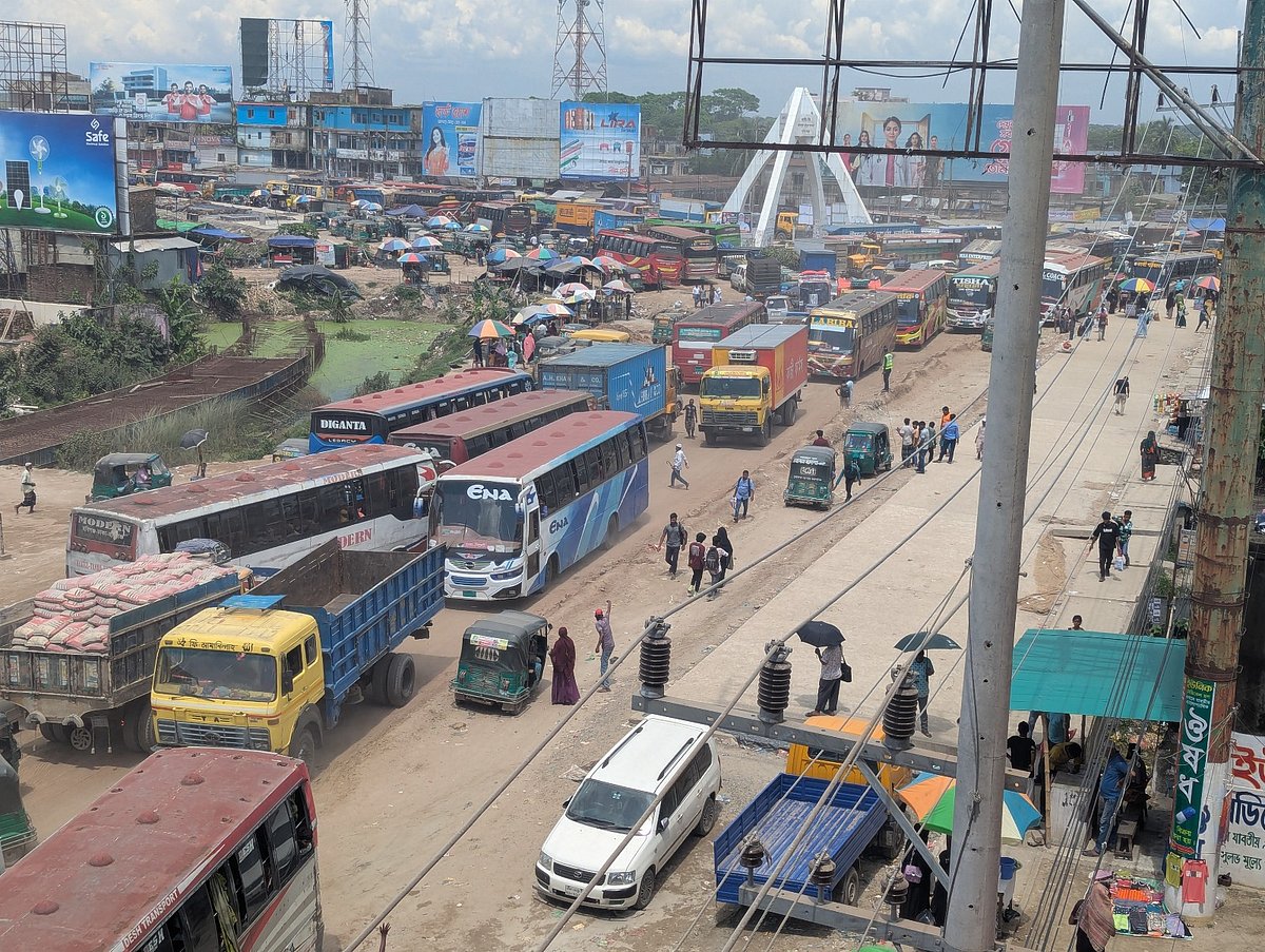 ব্রাহ্মণবাড়িয়ায় ঢাকা-সিলেট মহাসড়কের সরাইল বিশ্বরোড মোড়ে গর্তে গাড়ি আটকে সৃষ্টি হয় যানজট। আজ সোমবার বেলা দেড়টার দিকে