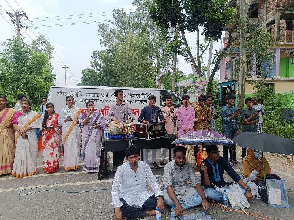 রবীন্দ্র বিশ্ববিদ্যালয়ের স্থায়ী ক্যাম্পাস নির্মাণের দাবিতে মহাসড়ক অবরোধ করে ওরিয়েন্টেশন ক্লাস অনুষ্ঠিত হয়েছে। আজ সোমবার