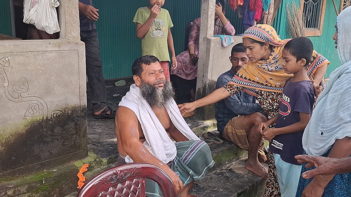 অগ্নিকাণ্ডে টাঙ্গাইলের সখীপুর উপজেলার আড়াইপাড়া গ্রামের কৃষক শাহ আলমের চারটি গরু পুড়ে মারা গেছে। গোয়ালঘরের সামনে কৃষক শাহ আলম নির্বাক হয়ে বসে আছেন