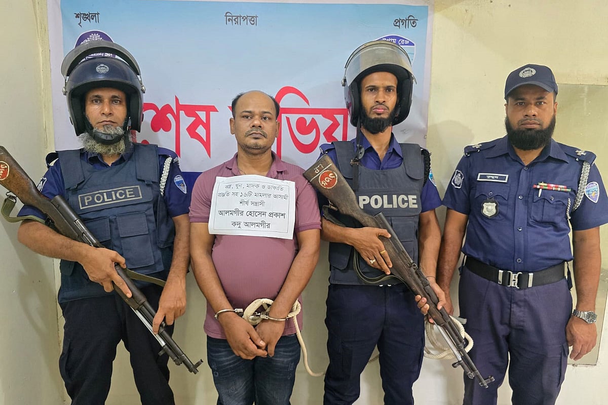 লক্ষ্মীপুর সদর উপজেলায় যৌথ বাহিনীর অভিযানে গ্রেপ্তার ‘সন্ত্রাসী’ আলমগীর হোসেন